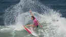 Carissa Moore dari AS menari di atas ombak saat berlomba di WSL Rio Pro Women's World Championship Tour di Pantai Grumari, Rio de Janeiro, Brasil. (AFP/Christophe Simon)