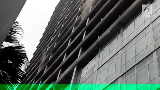 Kebakaran terjadi di apartemen Cityloft Jakarta. Asap terlihat keluar dari dalam gedung saat proses pemadaman berlangsung.