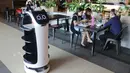 Sebuah robot pramusaji “Bellabot” mengantar makanan untuk pengunjung food court di Tangcity Mal, Kota Tangerang, Rabu (27/10/2021). Robot karakter hewan itu melayani antar pesan makanan bagi pengunjung guna mengurangi interaksi mengingat masih dalam pandemi covid-19. (Liputan6.com/Angga Yuniar)