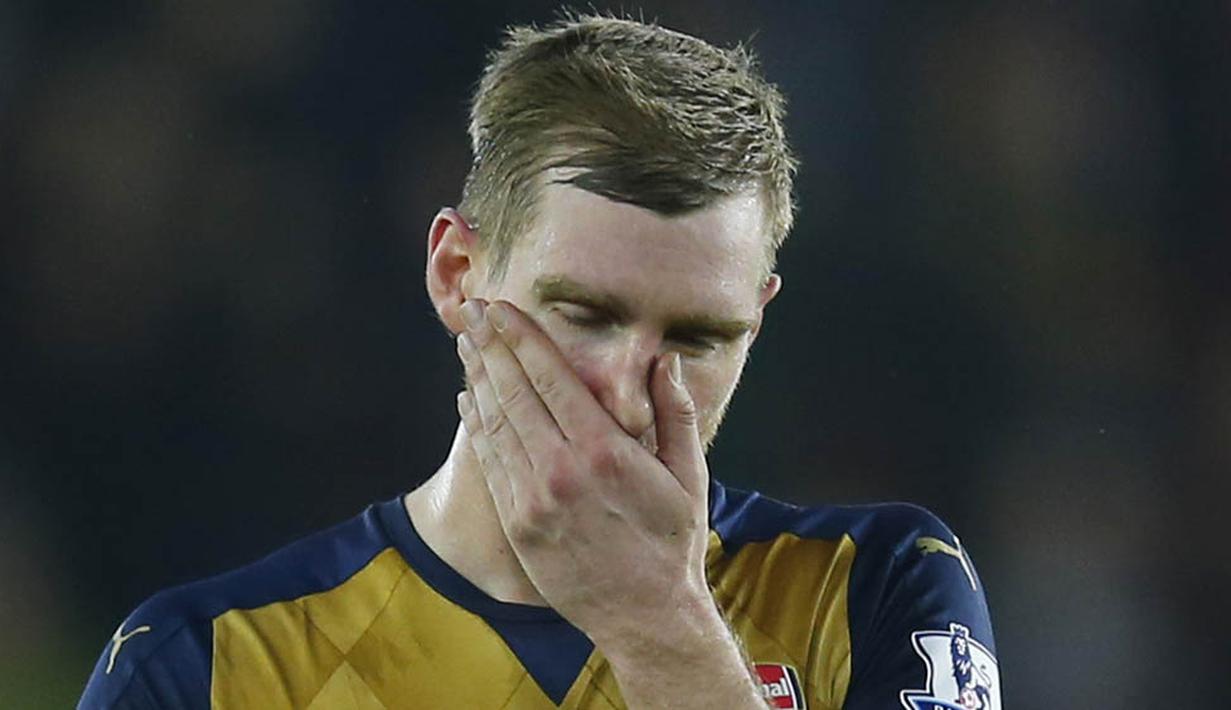 Bek Arsenal, Per Mertesacker, tampak kecewa usai takluk 0-4 dari Southampton. Klub asal London itu ternyata gagal menunjukan performa yang stabil. (Reuters/Eddie Keogh)