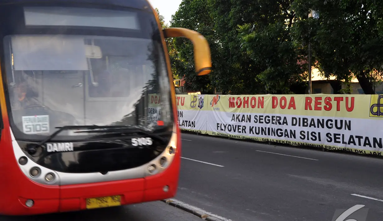 Diharapkan jalan layang ini nantinya mampu mengurangi kemacetan yang terjadi di area tersebut, Jakarta, Senin (12/1/2015). (Liputan6.com/Miftahul Hayat)