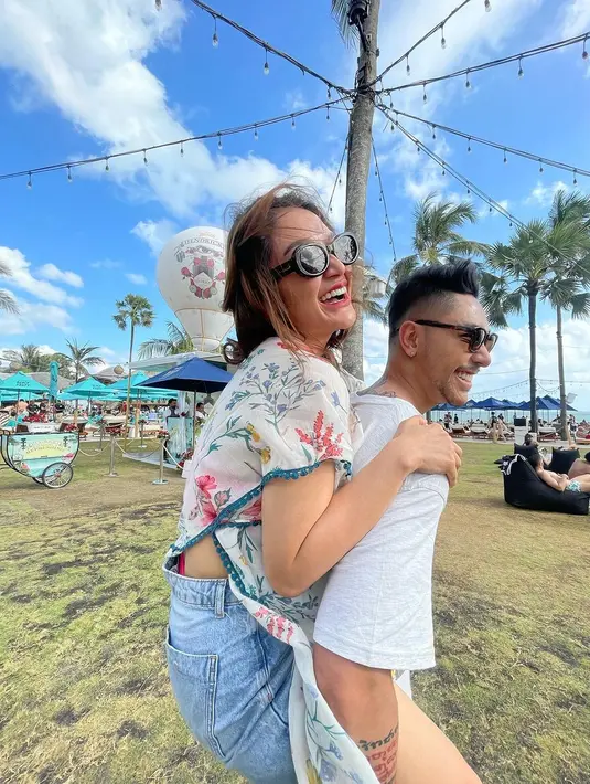 Pamer tawa sumringah, tak sedikit netizen yang ikut bahagia melihat kebahagiaan pasangan ini. Kompak pakai kacamata hitam, Sibad dan Krisjiana Baharudin makin tampil selaras. Melihat foto romantis Sibad dan Krisjiana, netizen mendokana pasangan ini segera dikaruniai anak kedua. Usia sudah menginjak 30-an tahun, namun tak dipungkiri keduanya tetap awet muda. (Liputan6.com/IG/@sitibadriahh)