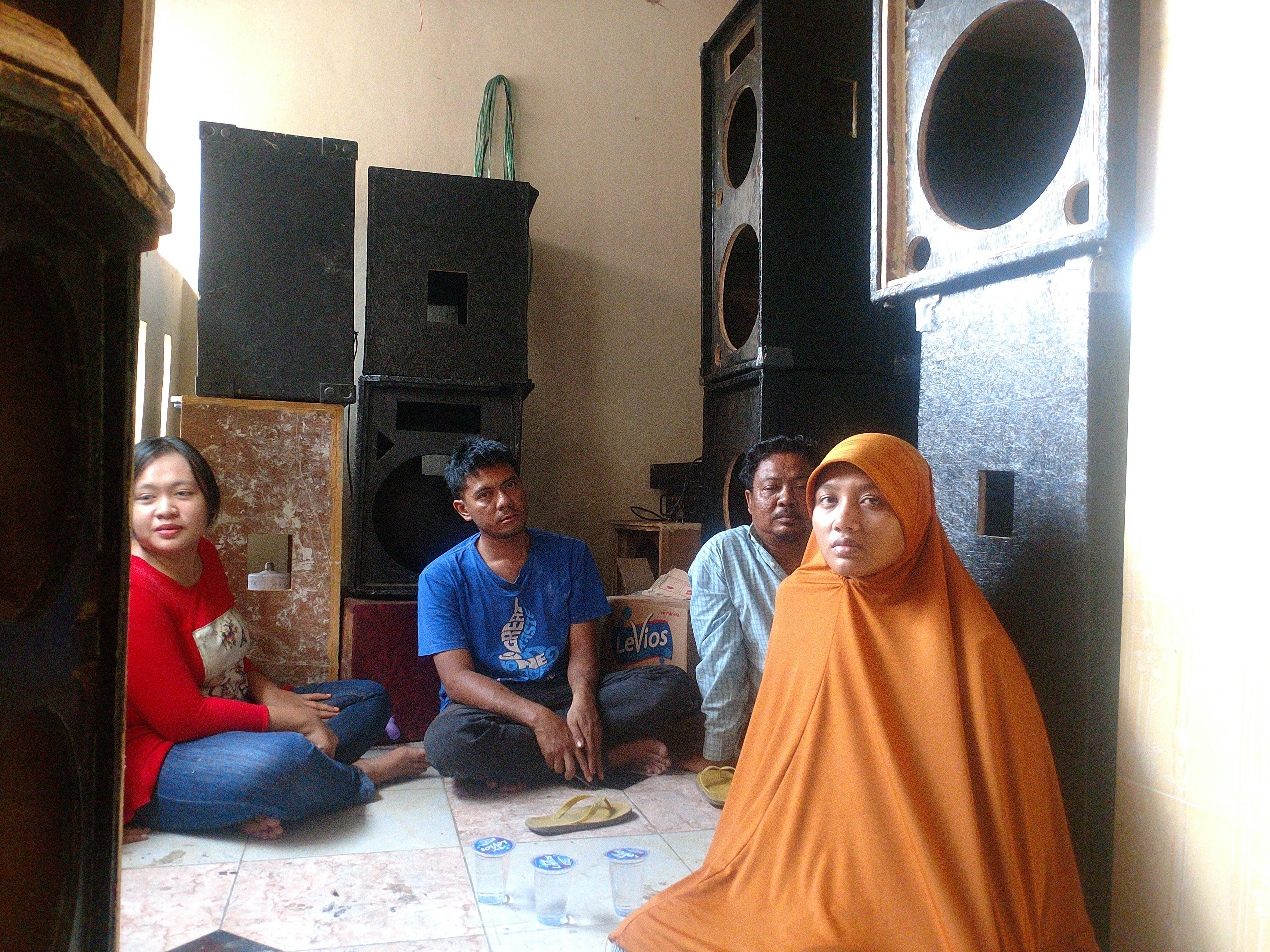 Keluarga pria korban pembakaran hidup-hidup di Bekasi. (Liputan6.com/Fernando Purba)