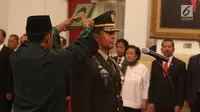 Letjen Andika Perkasa mengucapkan sumpah jabatan sebagai Kepala Staf TNI Angkatan Darat (KSAD) saat pelantikan di Istana Kepresidenan, Jakarta, Kamis (22/11). Andika menggantikan Jenderal TNI Mulyono yang akan pensiun. (Liputan6.com/Angga Yuniar)