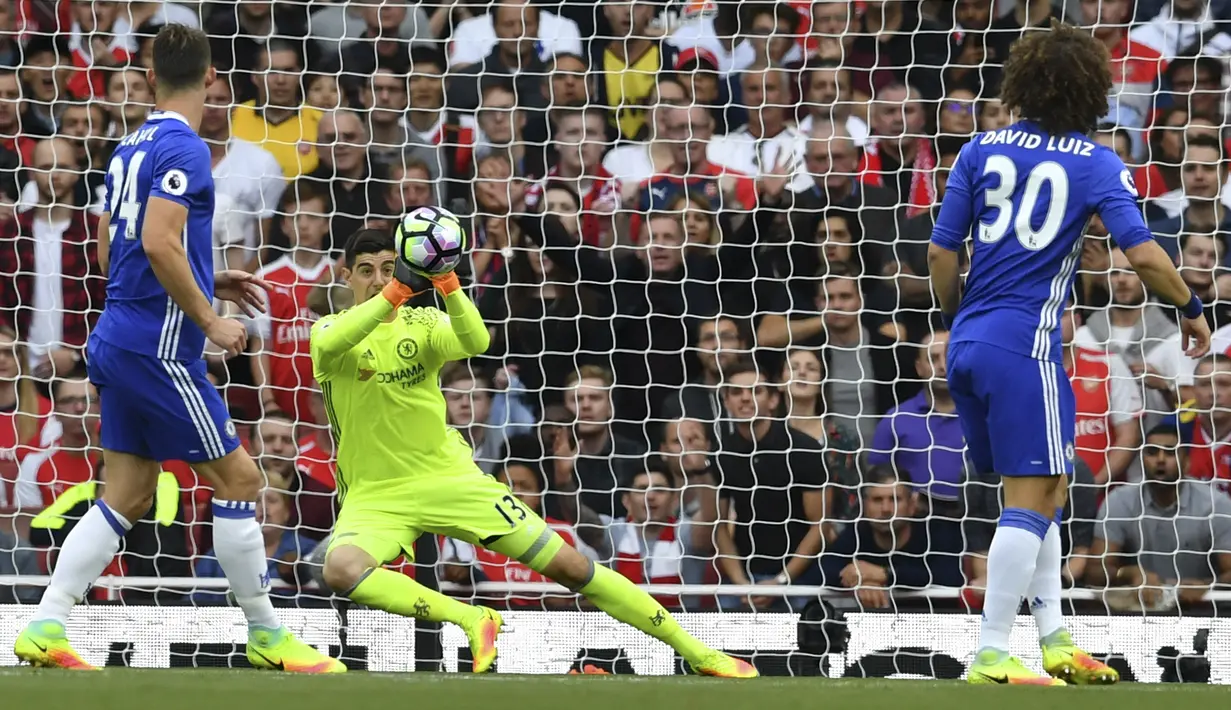 Pihak Chelsea pun telah mengumumkan terkait kepindahan peraih sarung tangan emas di Piala Dunia 2018 itu ke Real Madrid. (AFP/Ben Stansall)