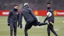 Aksi Paul Pogba melakukan jugling saat sesi latihan di Aon Training Complex, Manchester, (15/2/2017). Manchester United akan melawan Saint-Etienne pada leg pertama 32 besar Liga Europa. (Martin Rickett/PA via AP)