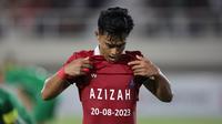 Pemain Timnas Indonesia U-23, Pratama Arhan, melakukan selebrasi dengan mengangkat jersey dan memamerkan nama istrinya setelah mencetak gol kedua ke gawang Timnas Turkmenistan U-23 dalam pertandingan grup K Kualifikasi Piala Asia U-23 2024 yang berlangsung di Stadion Manahan, Solo, Selasa (12/9/2023). Pratama Arhan memang baru saja menikahi Azizah Salsha di Jepang pada 20 Agustus lalu. (Bola.com/Arief Bagus)