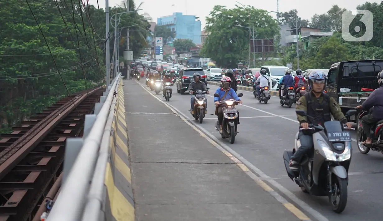 Sejumlah kendaraan roda dua melawan arus di Jalan TB Simatupang, Pasar Rebo, Jakarta, Rabu (16/10/2019). Selain melanggar hukum, perilaku buruk pemotor untuk menghindari macet tersebut juga mengganggu kenyamanan pengguna jalan lain. (Liputan6.com/Immanuel Antonius)