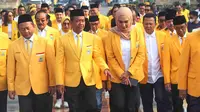 Mereka menziarahi sejumlah makam tokoh pendahulu Golkar, seperti Presiden RI Ke-3 BJ Habibie, Menteri Penerangan era Orde Baru Harmoko, dan Wakil Presiden RI Ke-5 Sudharmono. (merdeka.com/Arie Basuki)