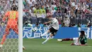 Pemain Jerman, Marco Reus menembak ke arah gawang dalam pertandingan Grup F antara Jerman dan Meksiko di Piala Dunia 2018 di Stadion Luzhniki, Moskow, Rusia, Minggu (17/6). (AP Photo/Matthias Schrader)
