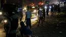Sejumlah penyapu koin kali Sewo menunggu uang yang dilemparkan oleh pengguna jalan yang melintasi Jembatan Sewo, Kabupaten Indramayu, Jawa Barat, Minggu (2/7). (Liputan6.com/Faizal Fanani)