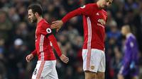 Juan Mata nantikan Zlatan Ibrahimovic di skuat Manchester United.