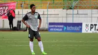 Birrul Walidain ditunjuk jadi kapten tim Persela oleh sang pelatih, Aji Santoso. (Bola.com/Aditya Wany)