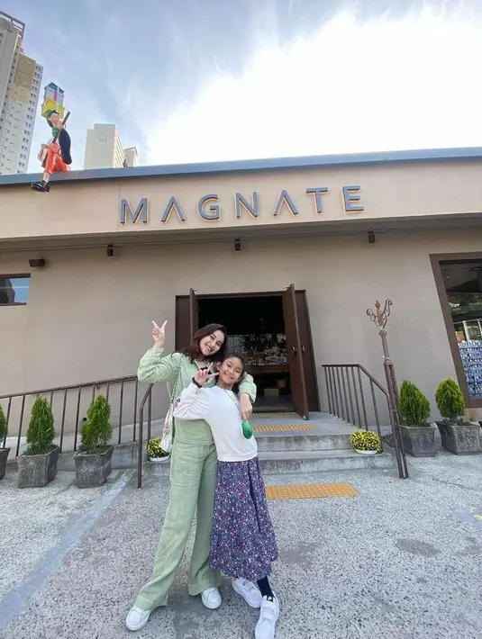 Penampilan pedangdut 30 tahun itu selama di Negeri Gingseng tersebut tak luput dari perhatian.  [Foto: IG/ayutingting92].