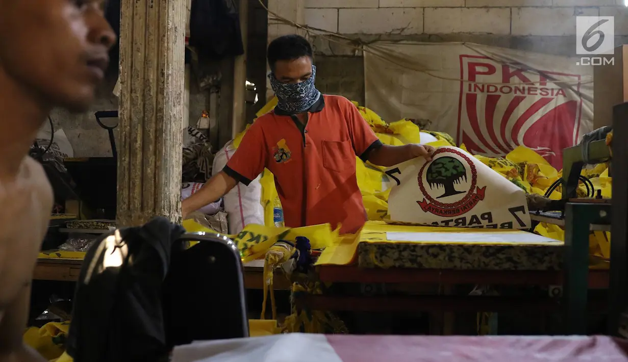 Pekerja menyelesaikan pembuatan atribut partai di Jakarta, Senin (15/10). Dalam sehari, pekerja di pabrik konveksi tersebut bisa memproduksi hingga 2.000 potong atribut partai, mulai dari kaos, bendera, dan topi. (Liputan6.com/Immanuel Antonius)