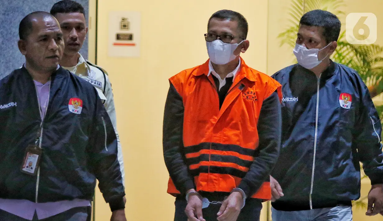 Bupati Kepulauan Meranti, Riau periode 2021 s/d 2024 Muhammad Adil ditangkap KPK berikut barang bukti uang sekitar Rp 1,7 miliar. (Liputan6.com/Angga Yuniar)