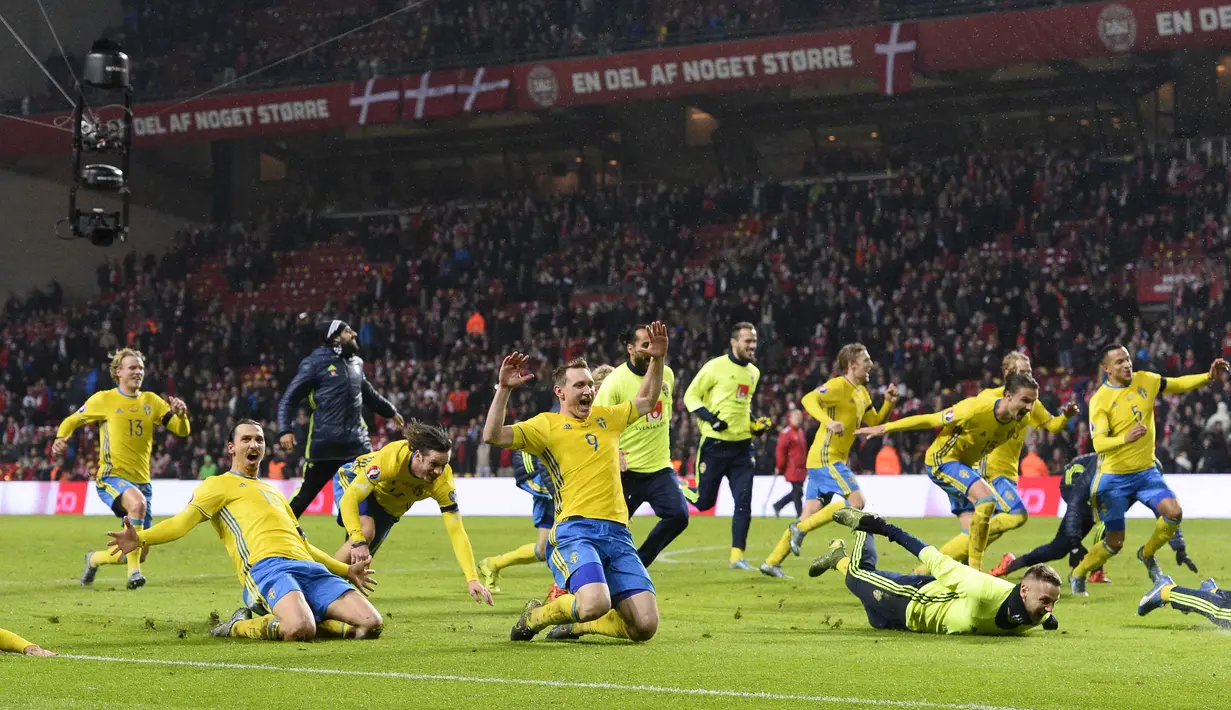 Para pemain Swedia merayakan kemenangan usai mengalahkan Denmark pada laga kualifikasi piala Eropa Prancis 2016 di Stadion Parken, Kopenhagen,Rabu (18/11/2015) dini hari WIB.  (AFP Photo/Jonathan Nackstrand) 