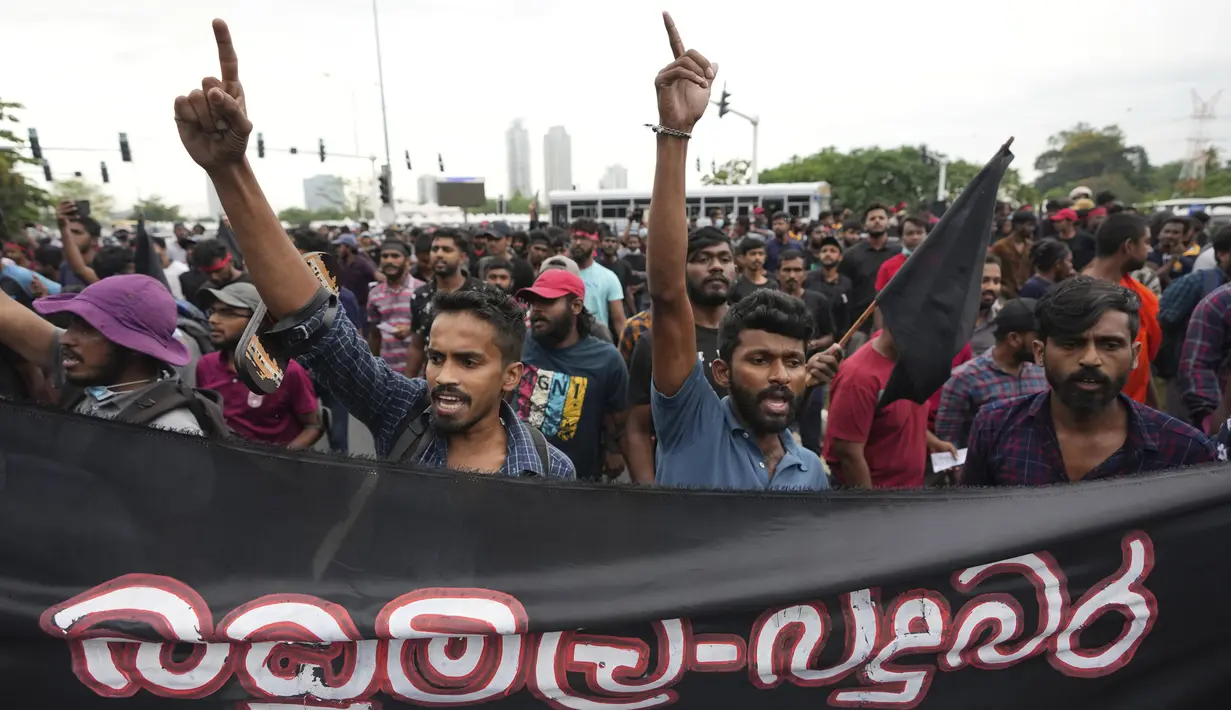 Mahasiswa Sri Lanka meneriakkan slogan-slogan menuntut pengunduran diri presiden Gotabaya Rajapaksa di Kolombo, Sri Lanka (8/4/2022). Mereka menyerukan diakhirinya ketidakstabilan politik di tengah tuntutan publik agar presiden mengundurkan diri. (AP Photo/Eranga Jayawardena)
