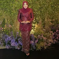 Aurel Hermansyah tampil menawan mengenakan atasan bersiluet kebaya yang unik untuk pengguna hijab yang bisa jadi inspirasi. Detail crossing dengan taburan payet emas yang menambah nuansa mewah, serta padu padan kain wastra senada untuk rok menyempurnakan keseluruhan penampilan Aurel di sini. [Foto: Instagram/aurelie.hermansyah]