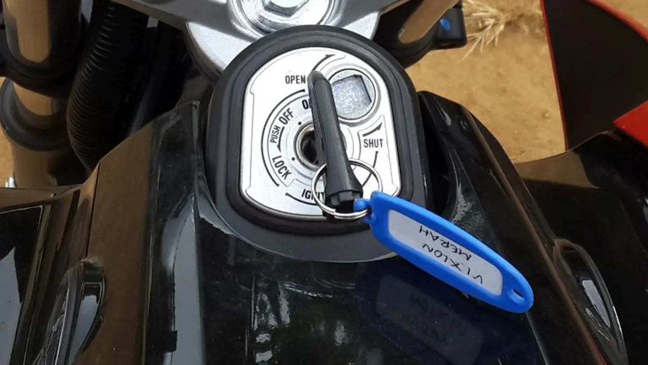 Jangan Iseng Masukkan Benda Apapun ke Slot Kunci Motor