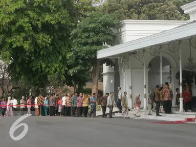 Sejumlah warga berantusias mengikuti open house Presiden Jokowi di Istana Kepresidenan Gedung Agung, Yogyakarta, Sabtu (9/7). Open House ini diikuti oleh ribuan masyarakat yang berada di Yogyakarta. (Liputan6.com/Boy Harjanto)