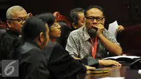 Wakil Ketua KPK non aktif, Bambang Widjojanto berbincang dengan kuasa hukumnya saat sidang uji materi UU Komisi KPK di Gedung MK, Jakarta (10/6/2015). Bambang sebagai pemohon menggugat Pasal 32 ayat 2 UU KPK. (Liputan6.com/Johan Tallo)