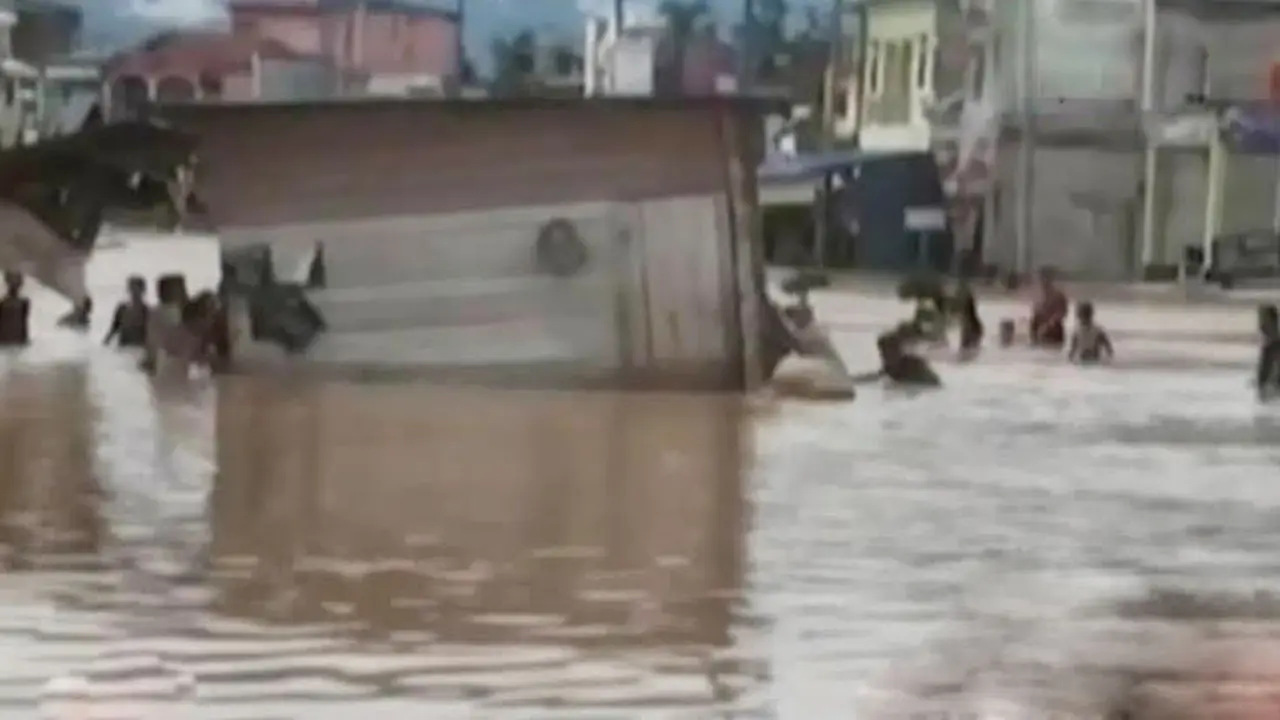Kilas Indonesia: Warga Riau Gotong Rumah di Tengah Banjir