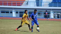 Gelandang Persib, Abdul Aziz Lutfi Akbar (kanan), saat gabung latihan Bandung United. (Bola.com/Erwin Snaz)