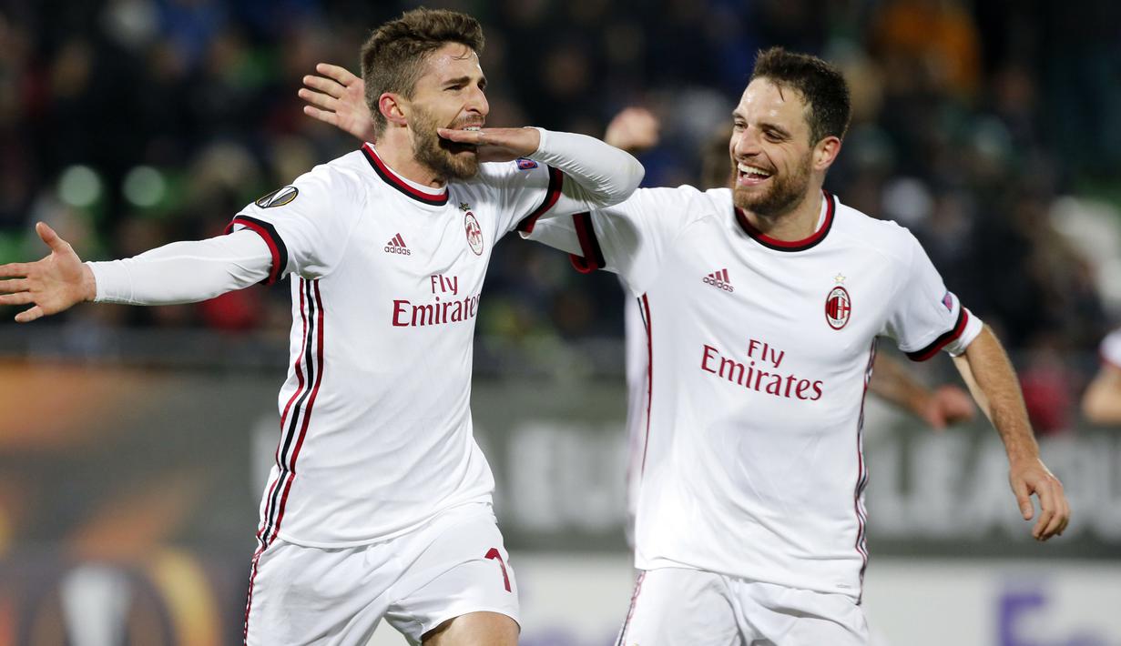 Pemain AC Milan, Fabio Borini (kiri) merayakan gol bersama rekannya Giacomo Bonaventura pada laga 32 besar Liga Europa di Ludogorets Arena, Razgrad, Bulgaria, (15/2/2018). AC milan menang 3-0. (AP Photo)