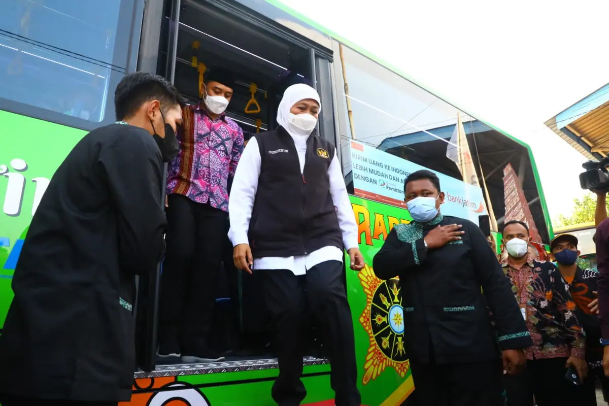Khofifah saat menjajal Trans Jatim. (Dian Kurniawan/Liputan6.com)