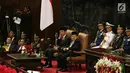 Presiden Joko widodo bersama Wakil Presiden Jusuf Kalla menghadiri sidang bersama DPR dan DPD Tahun 2017 di Kompleks Parlemen, Jakarta, Rabu (16/8). Di sidang ini presiden akan menyampaikan RUU APBN 2018 dan nota keuangan. (Liputan6.com/Johan Tallo)
