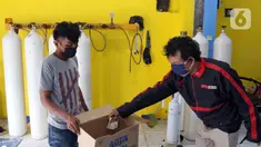 Warga membayar usai mengisi ulang oksigen di Fauzi Medical, Matraman, Jakarta Timur, Kamis (22/7/2021). Sebagai bentuk kepedulian terhadap sesama di tengah pandemi COVID-19, agen isi ulang oksigen tersebut menerapkan sistem pembayaran secara sukarela bagi warga. (Liputan6.com/Herman Zakharia)