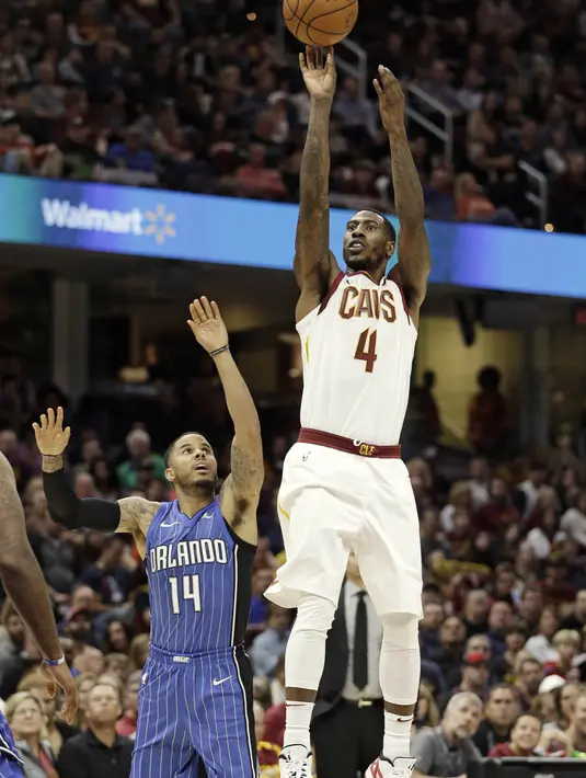 Pebasket Cleveland Cavaliers, Iman Shumpert, berusaha memasukkan bola saat melawan Orlando Magic pada laga NBA di Quicken Loans Arena, Ohio, Sabtu (21/10/2017). Cleveland Cavaliers kalah 93-114 dari Orlando Magic. (AP Photo/Tony Dejak)