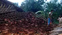 Sejumlah warga membersihkan reruntuhan puing rumah yang roboh dan hancur akibat terjangan angin puting beliung, di Desa Srikaton, Kecamatan Kayen, Kabupaten Pati, Jateng.(Antara)