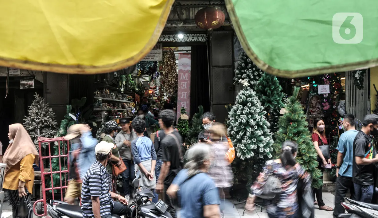 Pengunjung memilih pernak-pernik atau hiasan Natal di salah satu toko di Pasar Asemka, Jakarta, Senin (12/12/2022). Menurut salah satu pedagang, warga khususnya umat Kristiani mulai ramai berburu pernak-pernik Natal dan Tahun Baru sejak pertengahan November lalu. (merdeka.com/Iqbal S. Nugroho)