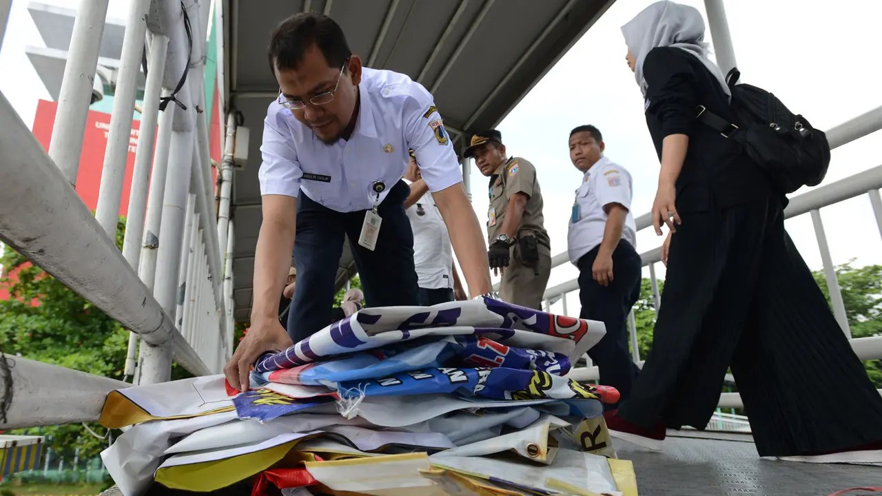 Panwaslu bersama Satpol PP Tertibkan APK Pemilu 2019