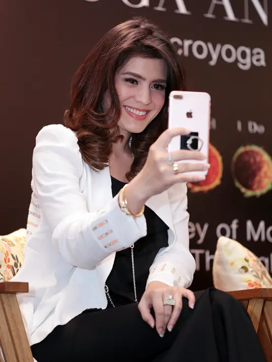 Selain bermanfaat kesehatan, akrobatik yoga juga dirasakan membuat Carissa lebih cepat hamil. Begitu juga para peserta lain yang istirahat sementara lantaran hamil. Lantaran peredaran darah lancar, dan siklusnya lebih benar. (Deki Prayoga/Bintang.com)