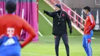 Pelatih baru Bayern Munchen, Thomas Tuchel memberi isyarat di sebelah Joao Cancelo saat sesi latihan pertamanya di Munich, Jerman, Selasa (28/3/2023). (Sven Hoppe/dpa via AP)