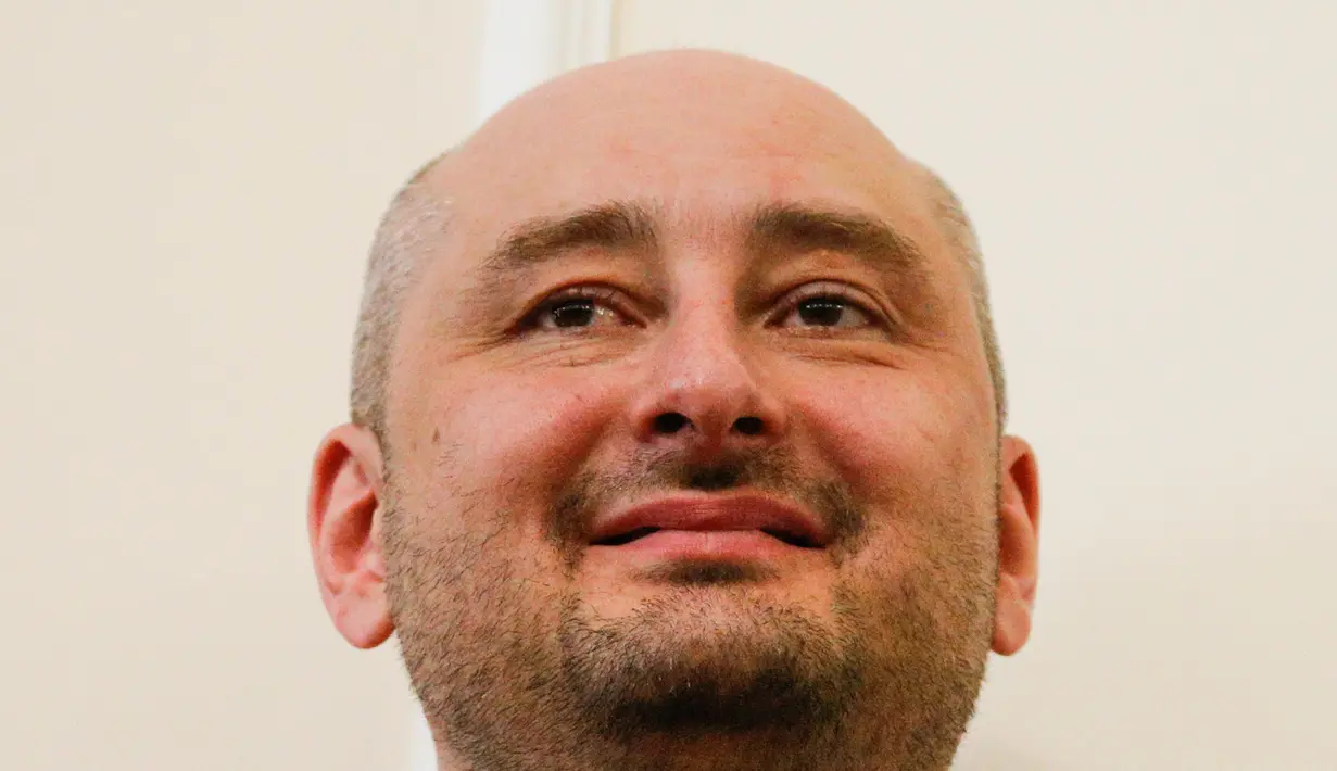 Wartawan terkemuka Rusia, Arkady Babchenko dalam konferensi pers di Dinas Keamanan Ukraina, Rabu (30/5). Badan keamanan negara itu mengatakan kematian Babchenko dipalsukan untuk menggagalkan rencana pembunuhan terhadap Babchenko. (AP/Efrem Lukatsky)
