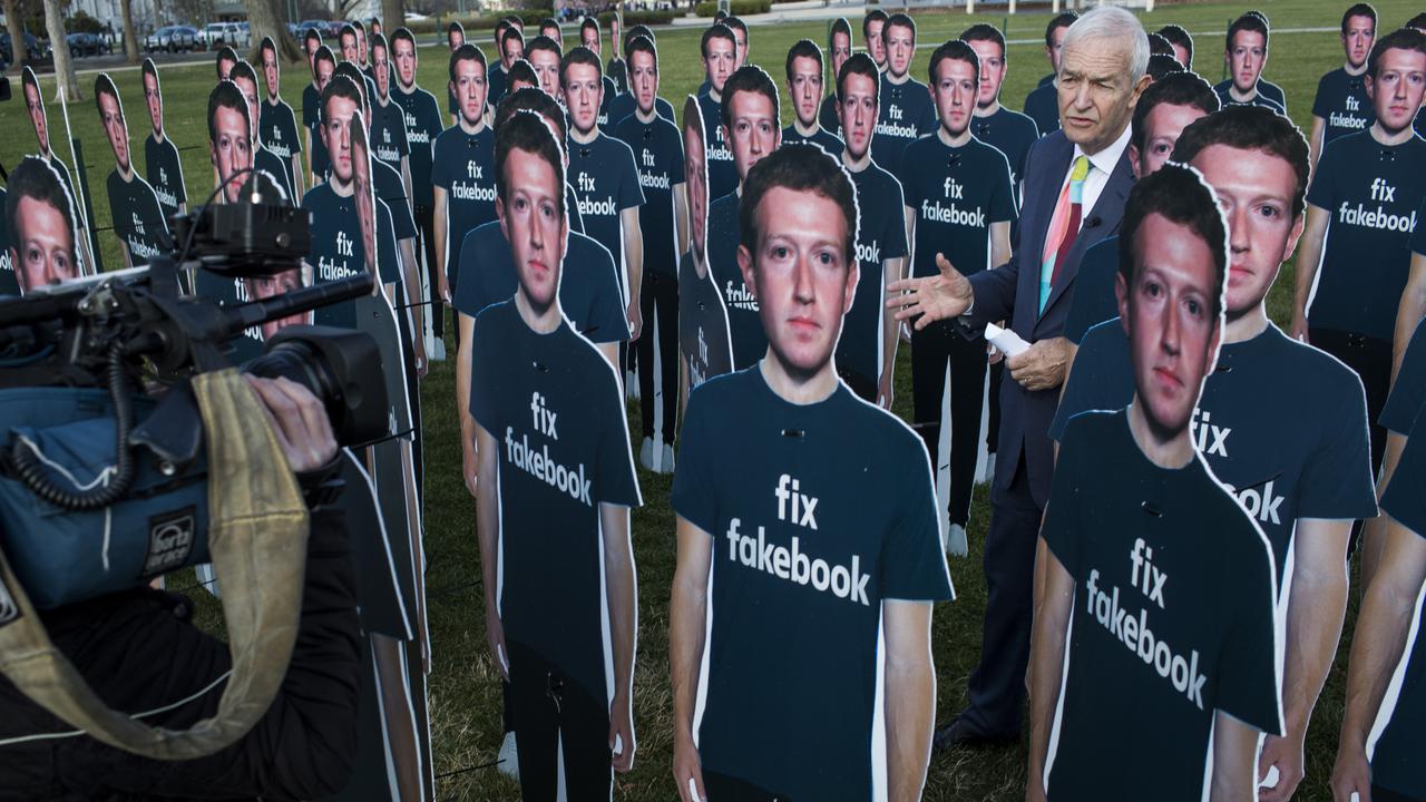 Seratus Potongan Karton Mark Zuckerberg Berjejer di Halaman Gedung Capitol AS