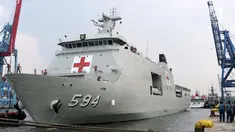 KRI Semarang-594 saat bersandar di dermaga 203, Jakarta, Jumat (15/3). Kapal itu tiba di Jakarta untuk memperkuat Unsur Satfib Komando Armada (Koarmada) I TNI AL setelah menjalani masa ujicoba dari Surabaya ke Jakarta. (Liputan6.com/Helmi Fithriansyah)