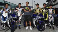 Sesi foto bersama Valentino Rossi seusai para peserta Master Camp melakoni latihan di Sirkuit Misano. (Yamaha MotoGP)