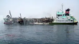 Kondisi bangkai kapal tanker yang meledak di sekitar stasiun dekat pantai Prefektur Hyogo, sekitar 450 kilometer barat Tokyo, (29/5/2014). (AFP PHOTO/Japan Coast Guard)