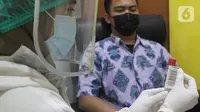 Petugas medis memberi label darah pasien di Laboratorium Klinik Prodia Kramat, Jakarta, Sabtu (8/5/2021). Pemeriksaan Anti SARS-CoV-2 Kuantitatif dapat mengukur titer antibodi atau antibodi penetral dalam tubuh seseorang terhadap virus penyebab COVID-19. (Liputan6.com/HO/Prodia)