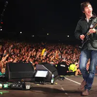 Saat dunia semakin gila, setidaknya kamu butuh hal-hal atau kegiatan yang bikin hidupmu tetap waras. (Via: nme.com)