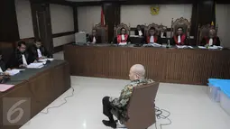 La Nyalla Mattaliti mendengarkan pembacaan dakwaan pada sidang perdana di Pengadilan Tipikor Jakarta, Senin (5/9). La Nyalla diduga menggunakan dana hibah Kadin Jatim Rp 5,3 M untuk membeli saham publik di Bank Jatim pada 2012. (Liputan6.com/Helmi Afandi)