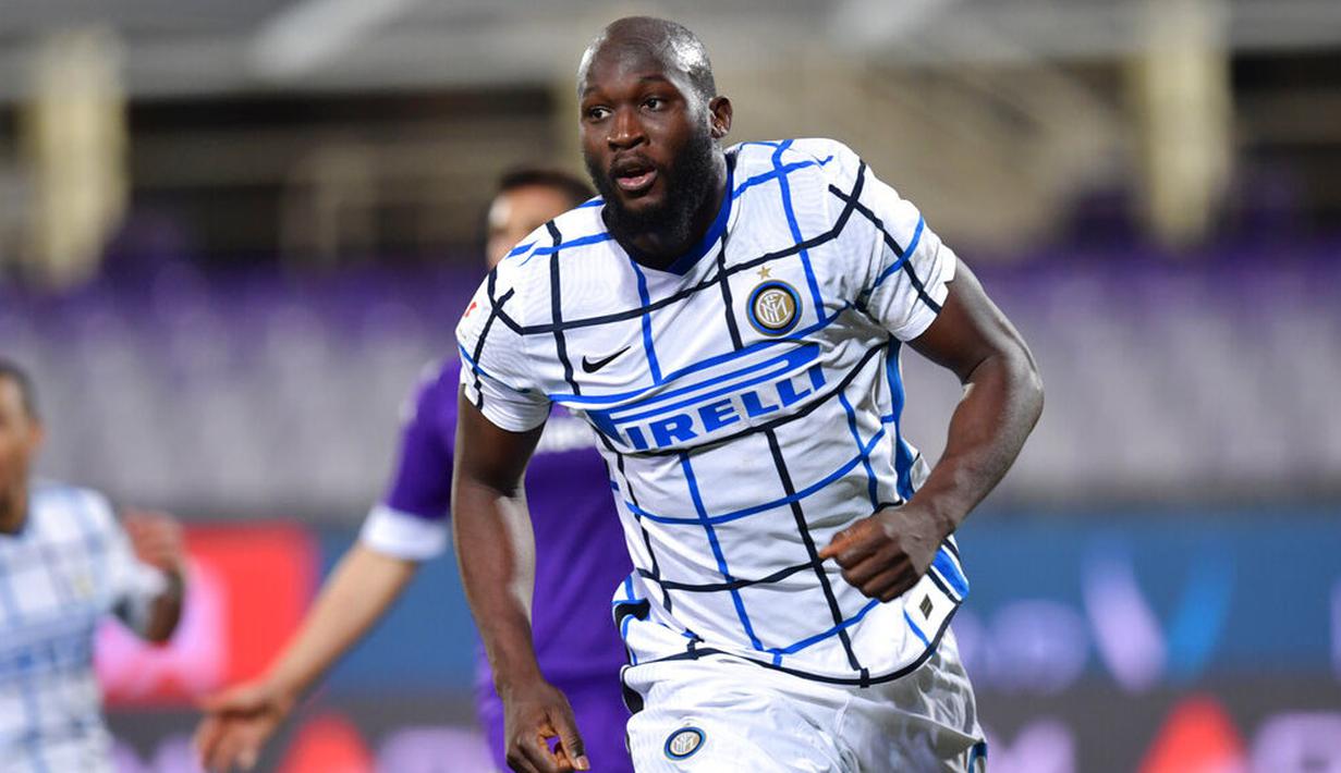 Striker Inter Milan, Romelu Lukaku, melakukan selebrasi usai mencetak gol ke gawang Fiorentina pada laga Coppa Italia di Stadion Artemio Franchi, Rabu (13/01/2021). Inter Milan menang dengan skor 2-1. (Jennifer Lorenzini/LaPresse via AP)