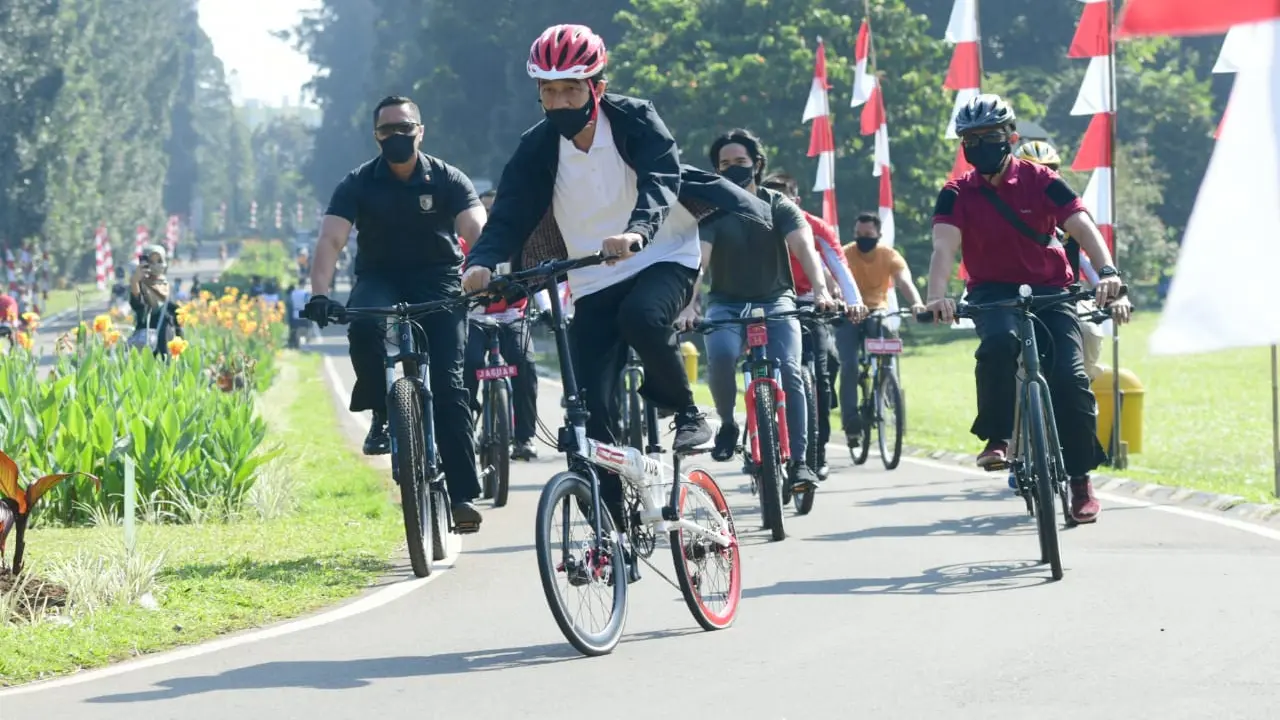 Jokowi yang ditemani putra bungsunya, Kaesang Pangarep bersepeda di area Istana Kepresidenan Bogor dan Kebun Raya Bogor Jawa Barat.