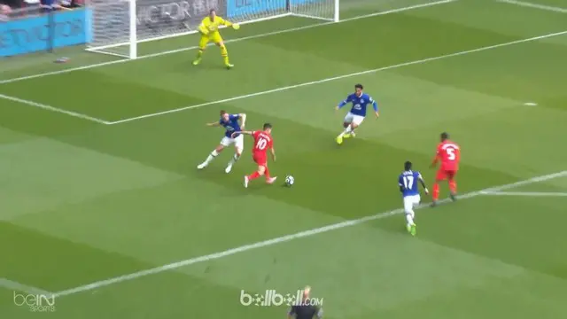 Berita video Philippe Coutinho mencetak gol indah ke gawang Everton yang disaksikan pemeran James Bond. This video presented by BallBall.