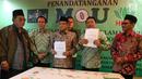 Ketua Umum PBNU KH Said Aqil Siradj dan Ketua Umum Dewan Pimpinan Nasional Himpunan HKTI Jenderal (purn) Moeldoko menunjukkan surat perjanjian kerjasama di Jakarta, Kamis (21/12). (Liputan6.com/JohanTallo)